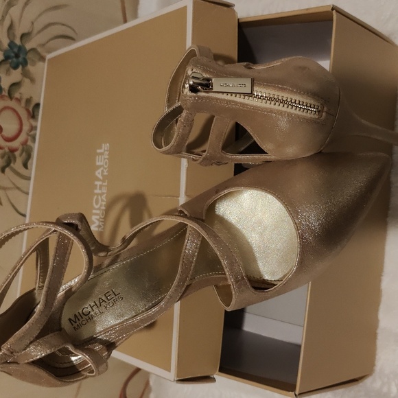 Michael Michael Kors Pale Gold pointy toe high heel with back zipper size 7 - Picture 5 of 7